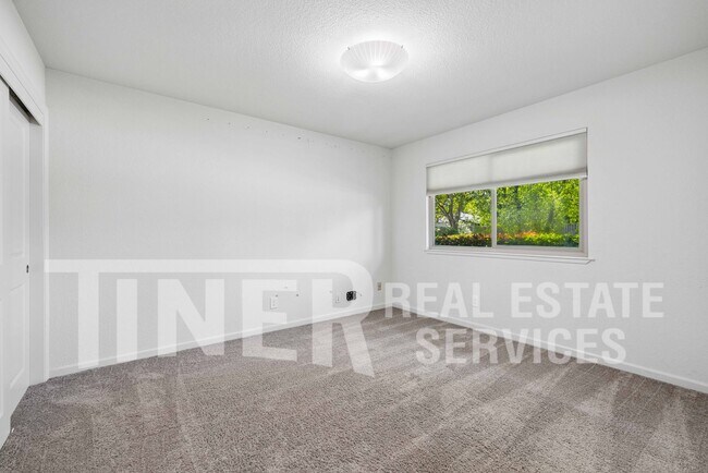 Building Photo - 5541 Ivanhoe Way