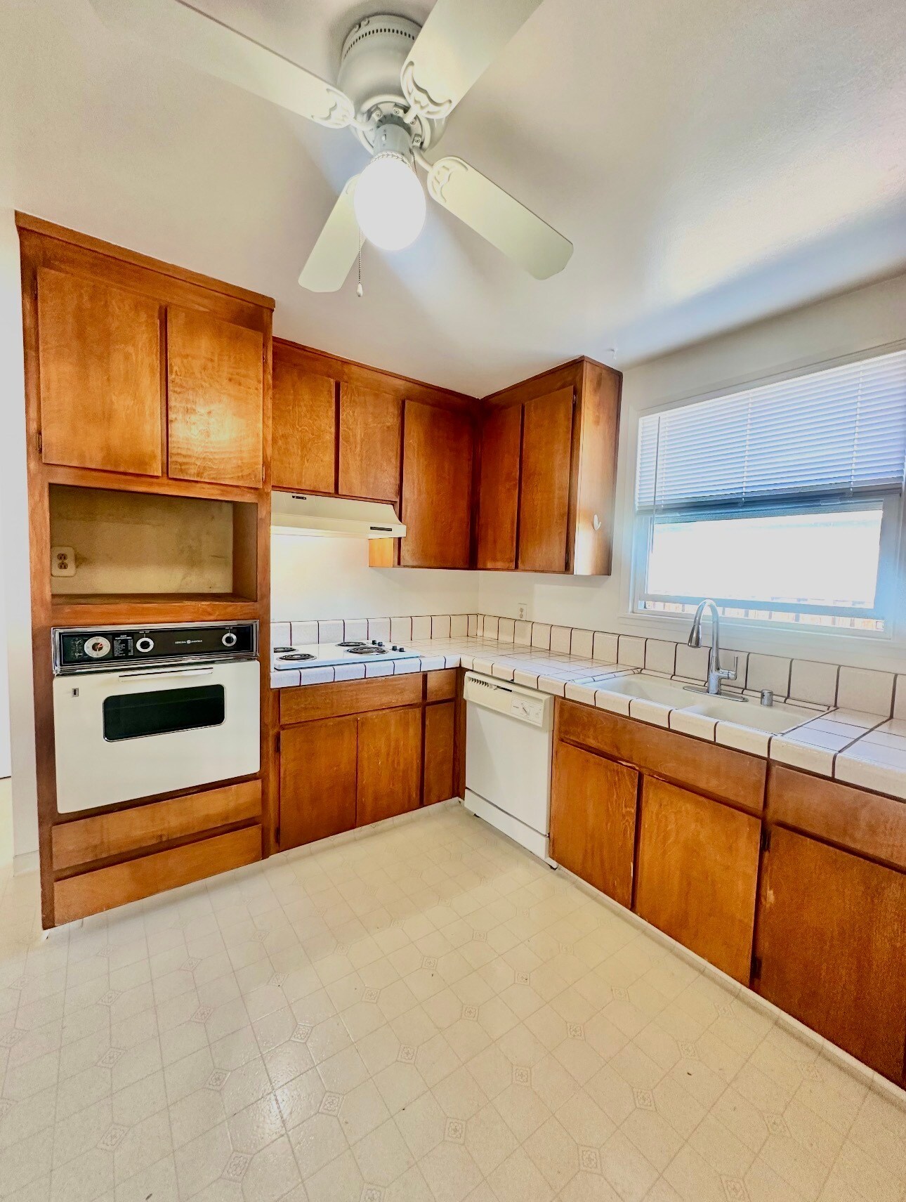 Building Photo - 82 E Rosemary Ln