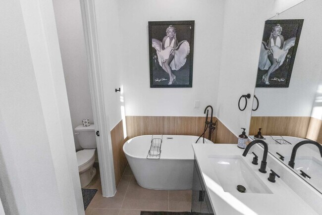 Building Photo - 6742 Peerless St