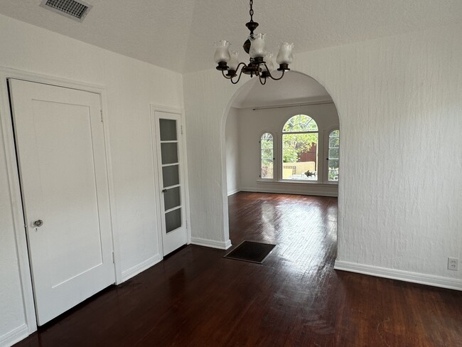 Dining room (betweem kitchen and living room) - 1027 Havenhurst Dr