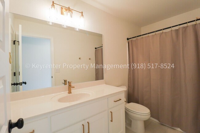 Building Photo - 3 Bed | 2 Bath in Owasso!