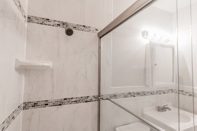 Building Photo - Immaculate Fully Renovated 2 bed/1 bath!