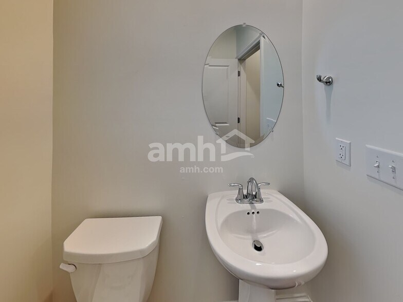 Building Photo - 3860 Chivalry Dr