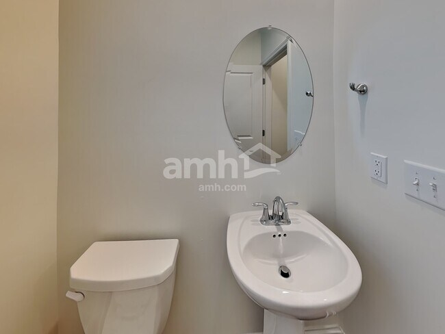 Building Photo - 3860 Chivalry Dr