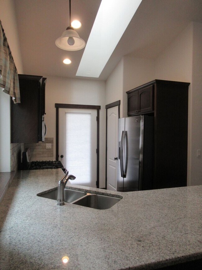 Building Photo - Beautiful home in CDA