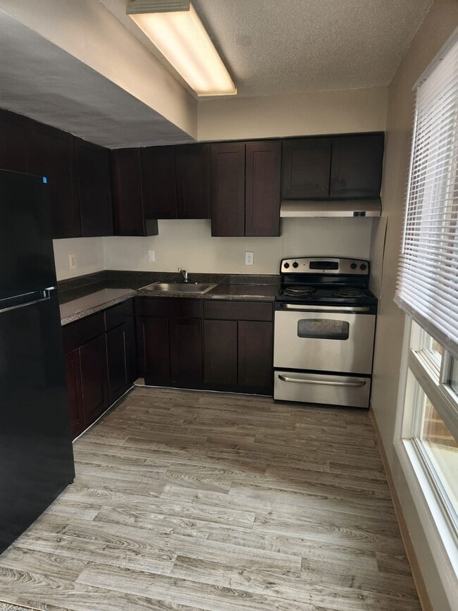 Building Photo - Spacious Three Bedroom Apartment Home Avai...