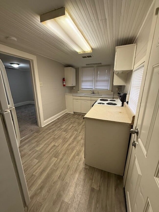 Building Photo - 2 Bedroom, 1.5-bathroom house