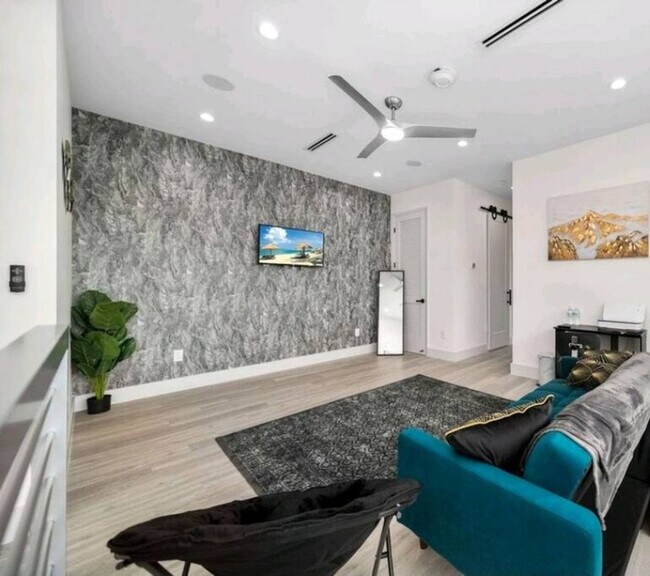 Building Photo - 1514 NE 5th Ct