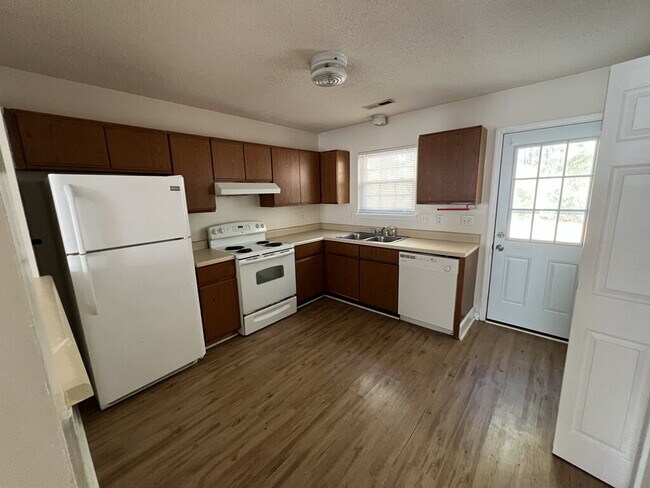 Building Photo - 212 Live Oak Ct