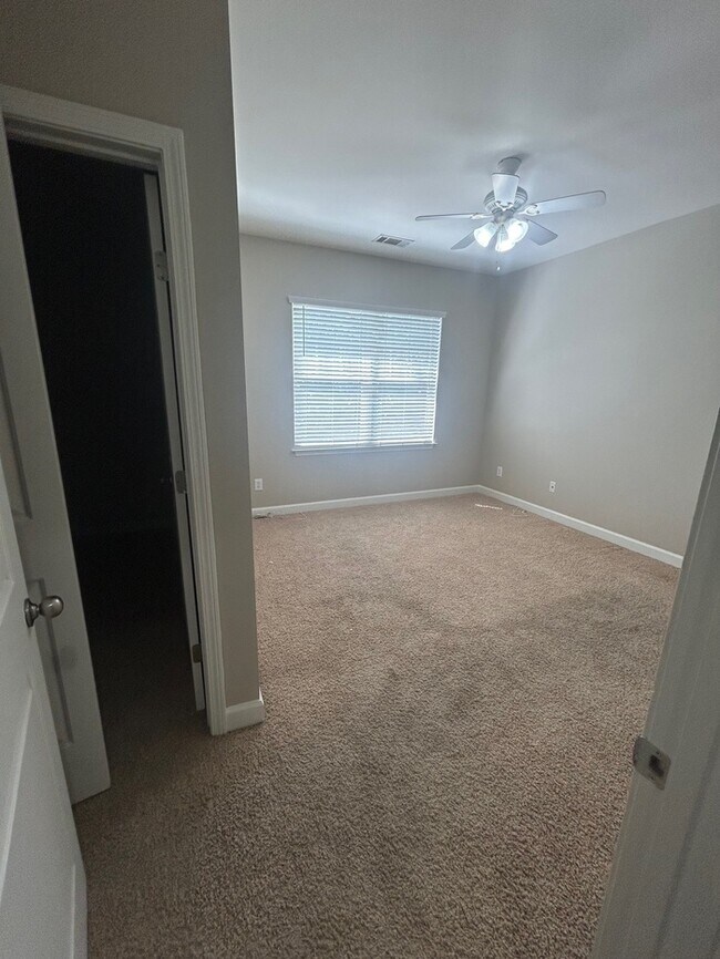Building Photo - Beautiful 2 Bedroom 2.5 Bath Townhouse inn Prime Nashville Location