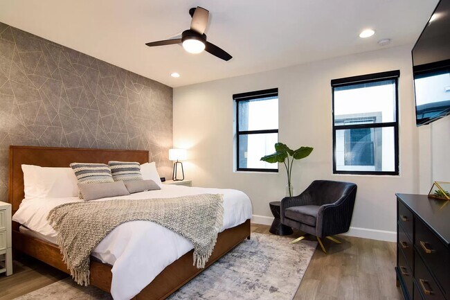 Building Photo - 1332 W Gray St