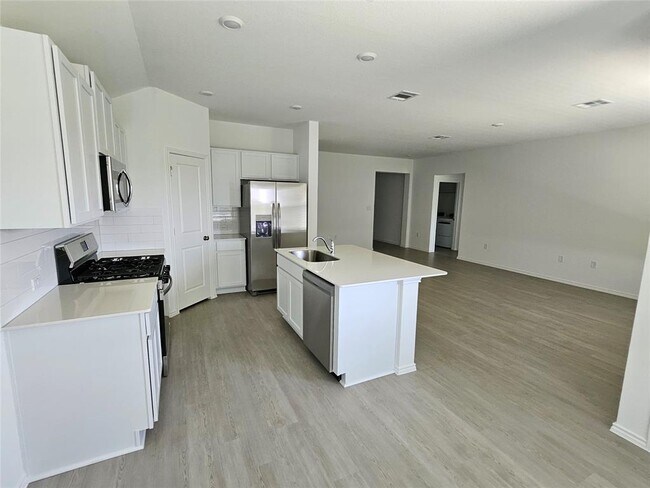 Building Photo - 400 Camargue Dr