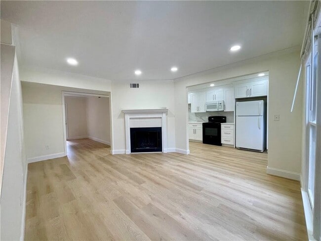 Building Photo - 5014 Meadow Ln