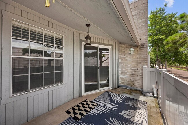 Building Photo - 10673 Braes Bend Dr