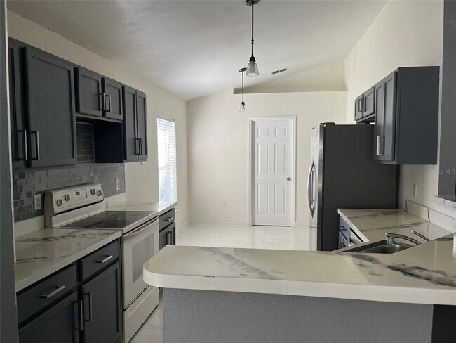 Building Photo - 868 Vanderbilt Dr