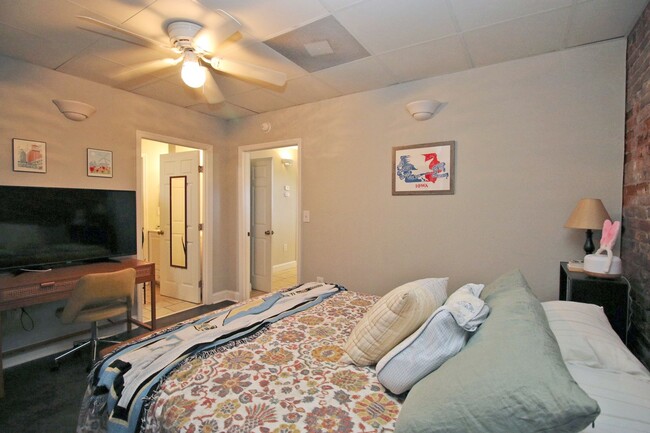 Building Photo - Stylish 3Br/2BA Apartment Living in the He...