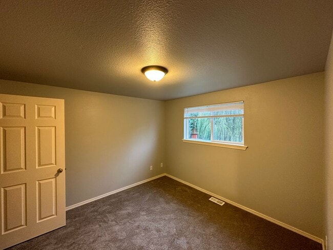 Building Photo - Charming 3 Bed 2 Bath Home with 2-Car Garage in Maple Leaf
