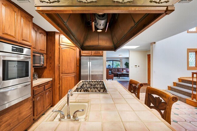 Building Photo - 5-Bedroom Home in Desirable Friendly Hills...