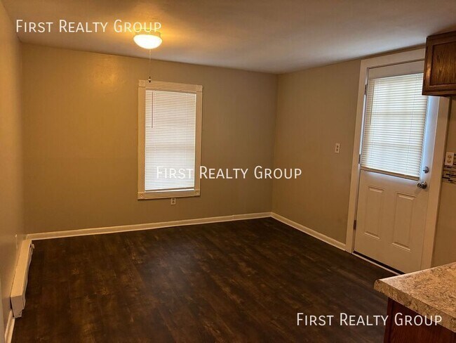 Building Photo - 140 E Market St