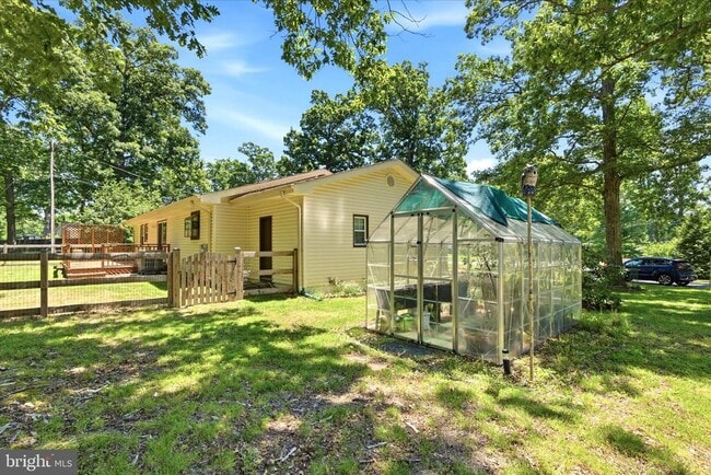 Building Photo - 45320 Barefoot Dr