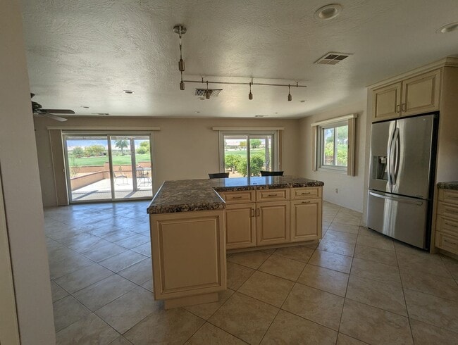 Building Photo - Resort Living in Desert Hot Springs