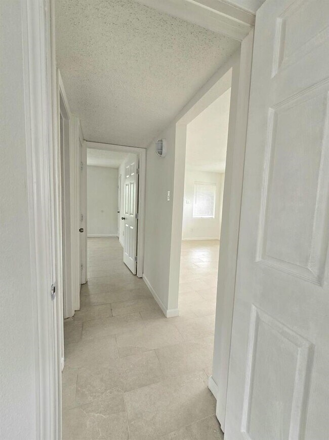 Building Photo - 3833 Mt Pleasant St