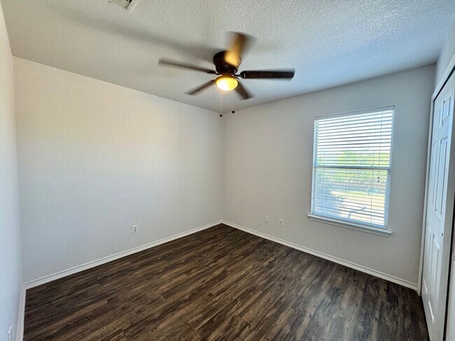 Building Photo - Beautiful 2 Story Home!