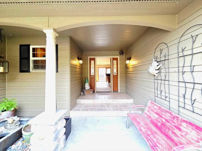 Building Photo - Gorgeous 4 Bed, 3 Bath Home w/ STUNNING RIVER FRONT VIEWS!!