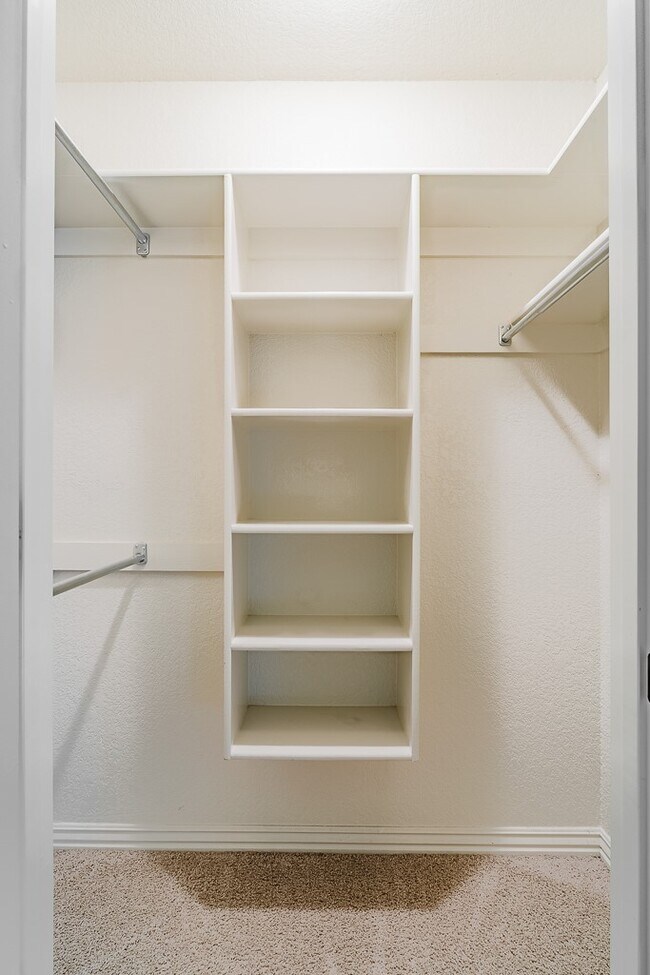 Building Photo - 602 SW Barn Valley Rd