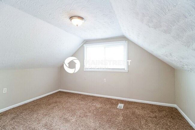 Building Photo - 4 Bedroom Pet-Friendly Home in Columbus, OH with Main Street Renewal