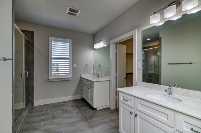 Building Photo - GORGEOUS 3 BEDROOM TOWNHOUSE LOCATED IN FORT WORTH!
