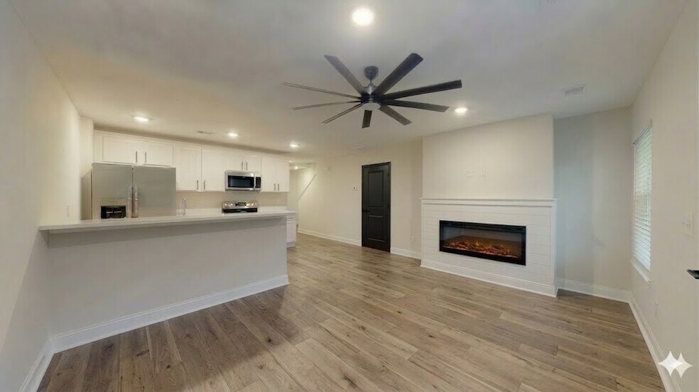 Building Photo - 211 Winding Chestnut Dr