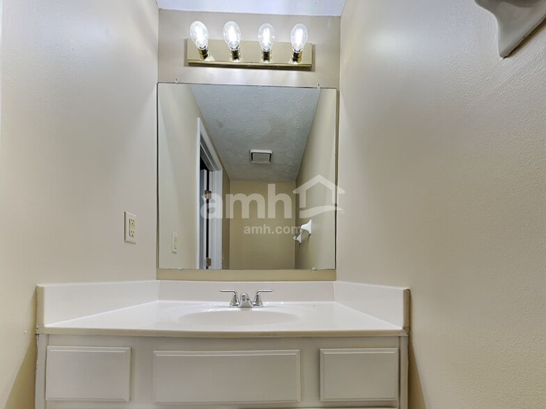 Building Photo - 4626 Laurel View Dr