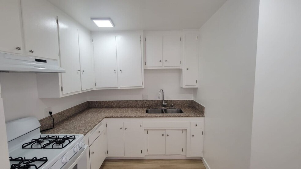 Building Photo - 13115 Oxnard St