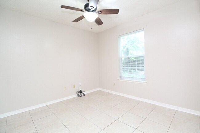 Building Photo - 3BR Home in Milton | All Tile Flooring (No Carpet) | Fenced Yard + Garage | Available 5/1.