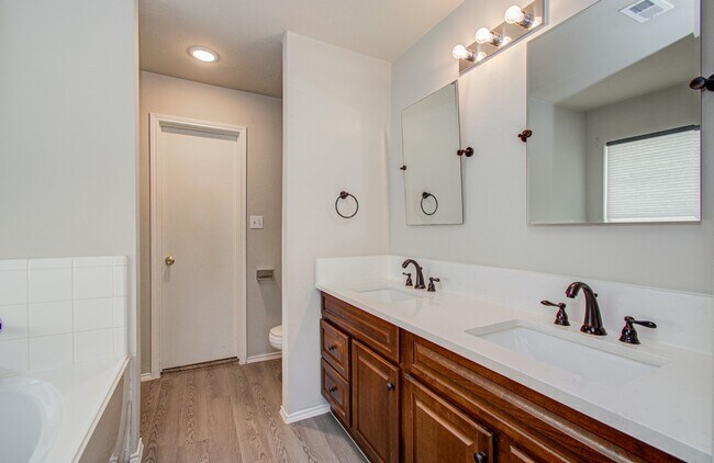 Building Photo - 16126 Coleburn Dr