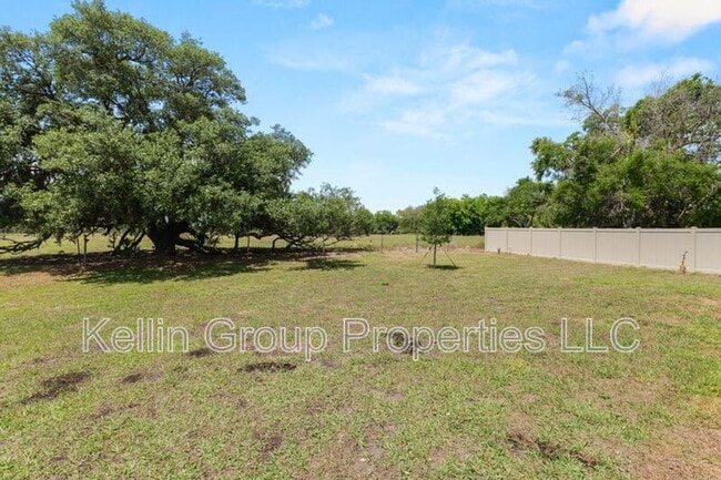 Building Photo - 833 Ambleside Dr