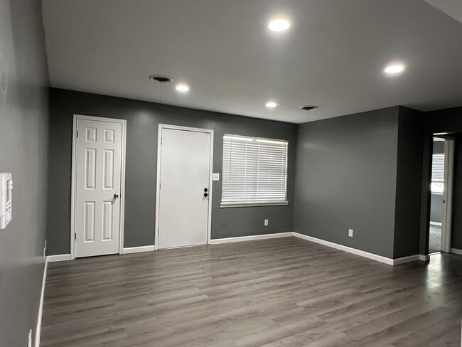 Building Photo - 3633 Buffalo Dr