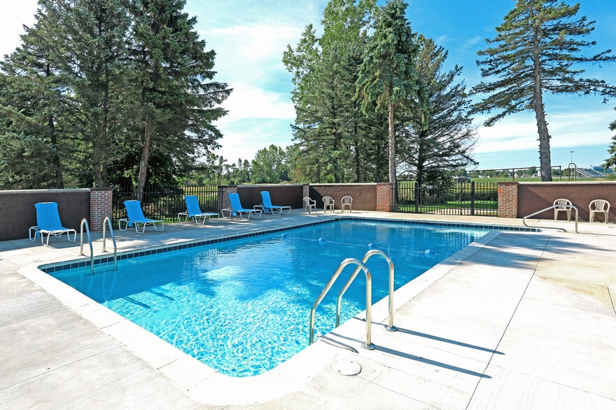 Pool - Pines Lapeer West Apartments