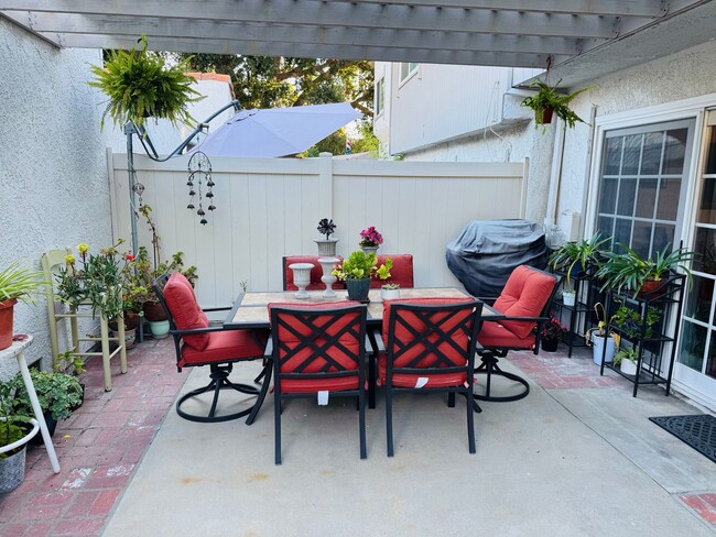 Building Photo - Los Robles Townhome – Flexible Furnishing Options