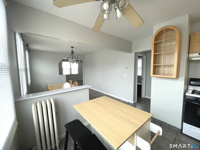 Building Photo - 108 Concord St