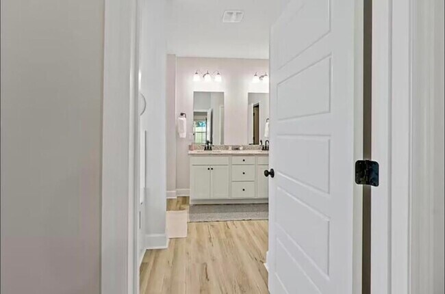 Building Photo - 2047 Hansel Hl Dr