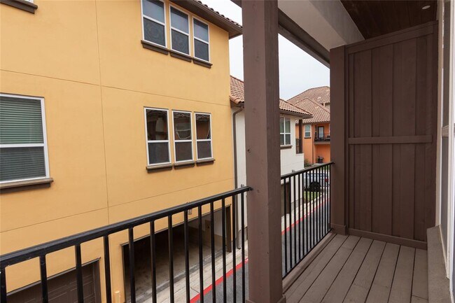 Building Photo - 12205 Terraza Cir