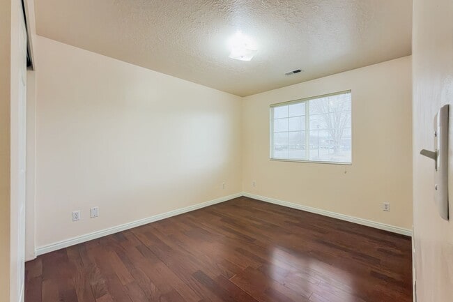 Building Photo - Modern 3 Bed, 2 Bath Home with LVP Flooring & 2-Car Garage! - Available NOW!