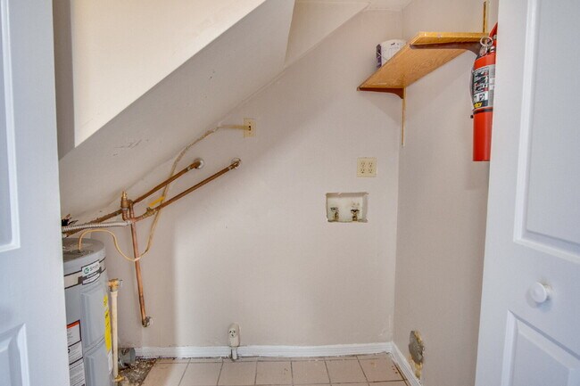 Building Photo - Charming Townhome with Fireplace & Fenced ...