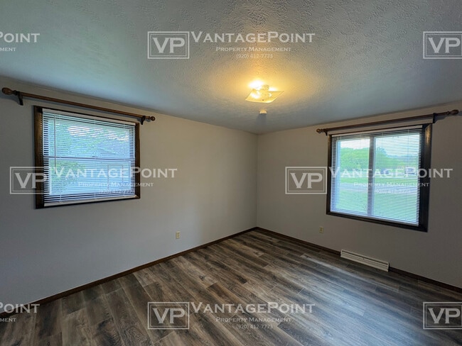 Building Photo - 4220 Hillcrest Dr