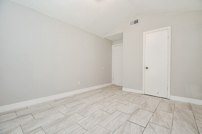 Building Photo - 5811 Greencraig Dr