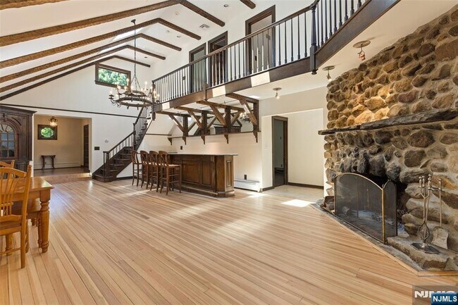 Building Photo - 8 Crosby Ln
