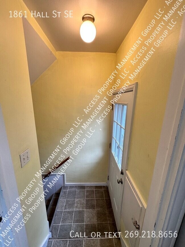Building Photo - SE Side 3 Bedroom Home by East GR