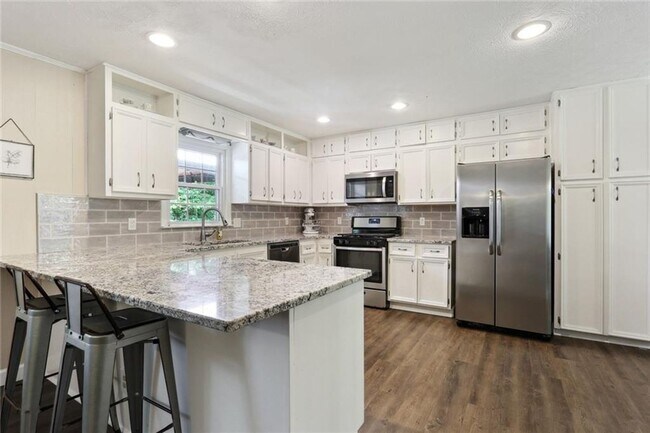 Building Photo - Beautifully Renovated 3-Bedroom, 2-Bath Ra...